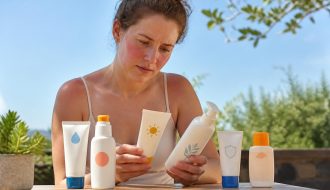 découvrez comment choisir la crème solaire adaptée pour protéger les peaux sensibles aux allergies au soleil et éviter les réactions cutanées désagréables.