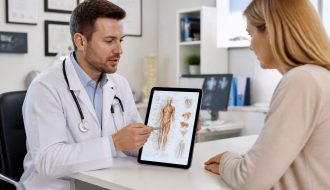 découvrez comment la tablette tactile révolutionne l'éducation médicale en facilitant l'explication des diagnostics aux patients.